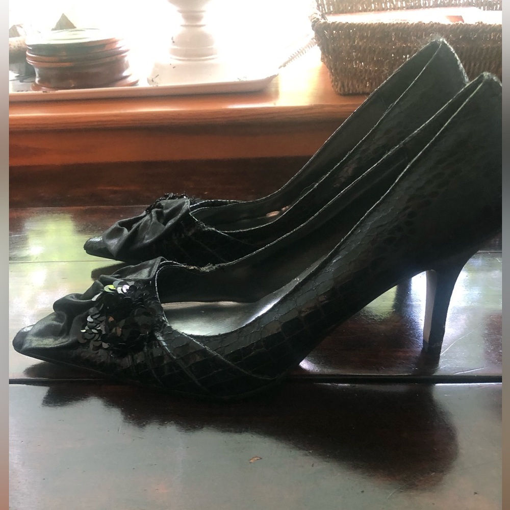 3/$25 Pierre Dumas 9 Vintage Black Sequinned & Bows Heels